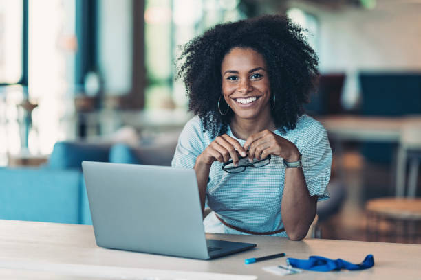 jeune femme d’affaires dans un bureau moderne - jeunes entrepreneurs & indépendants photos et images de collection
